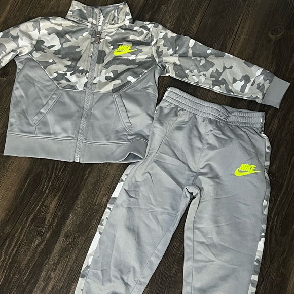 Nike Toddler Boy Multi-Color Hoodie and Jogger Collection - Picture 6 of 11